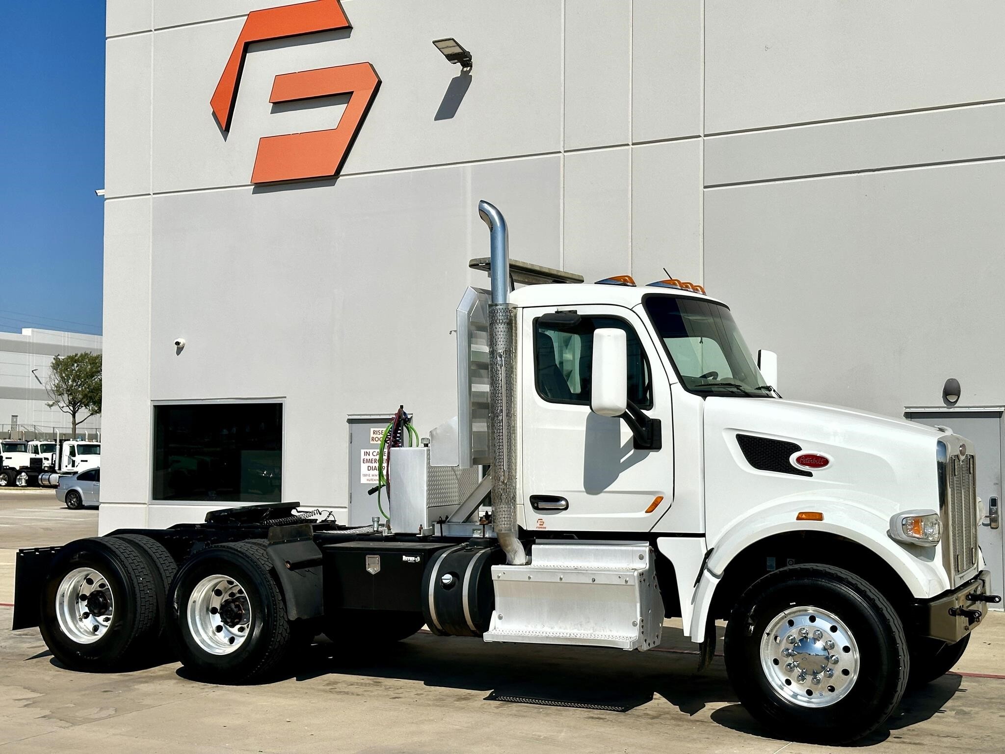 2016 PETERBILT 567 in Hutchins, TX