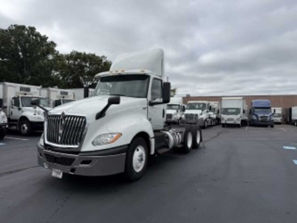 2019 INTERNATIONAL LT625 DAYCAB T/A in Farmingdale, NY