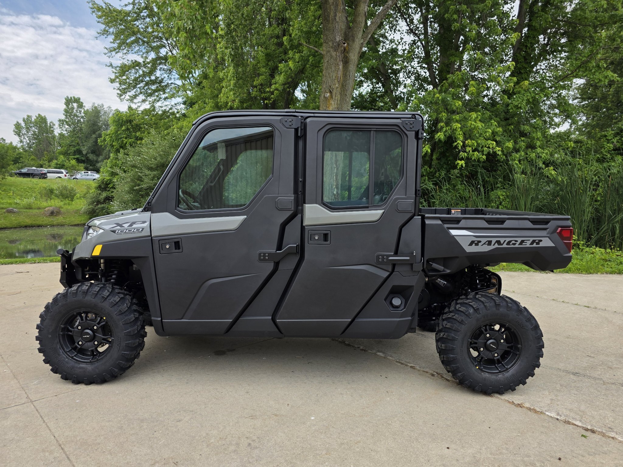 2027 Polaris Ranger Crew XP 1000 Cab BASE in cement city MI