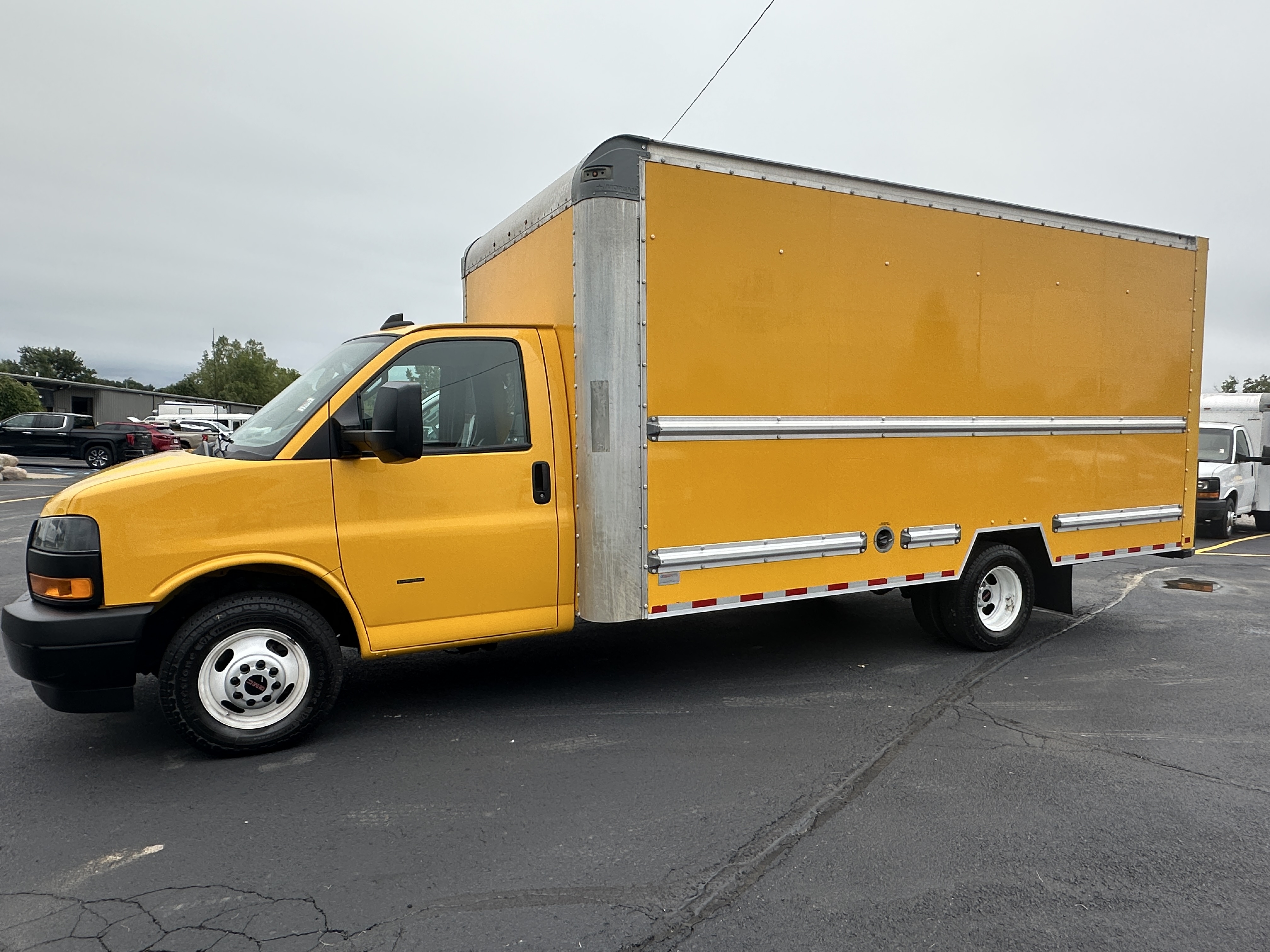 2021 GMC SAVANA 3500 16’ BOX CUTAWAY/ CUBE VAN ROLL OUT RAMP in Swartz Creek, MI