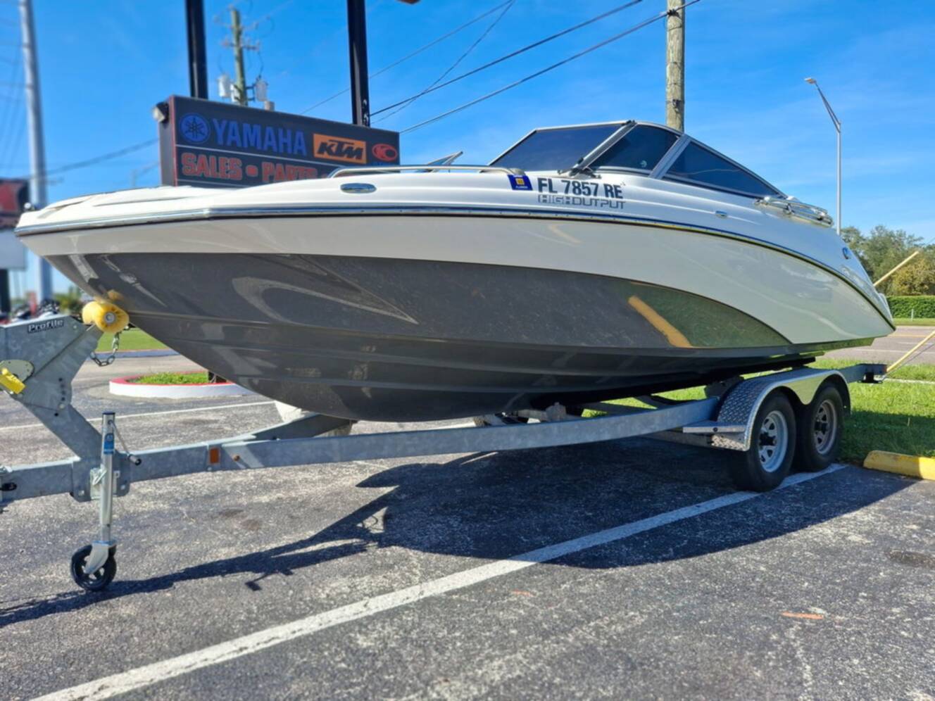 A photo of this 2016 Yamaha 212SS - Suede Gray - Galv.