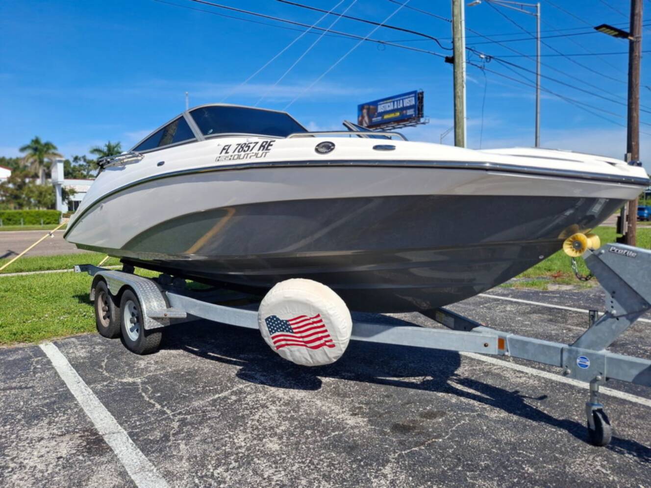 A photo of this 2016 Yamaha 212SS - Suede Gray - Galv.
