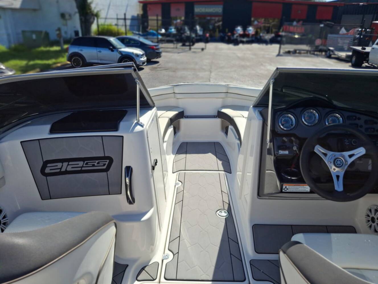 A photo of this 2016 Yamaha 212SS - Suede Gray - Galv.
