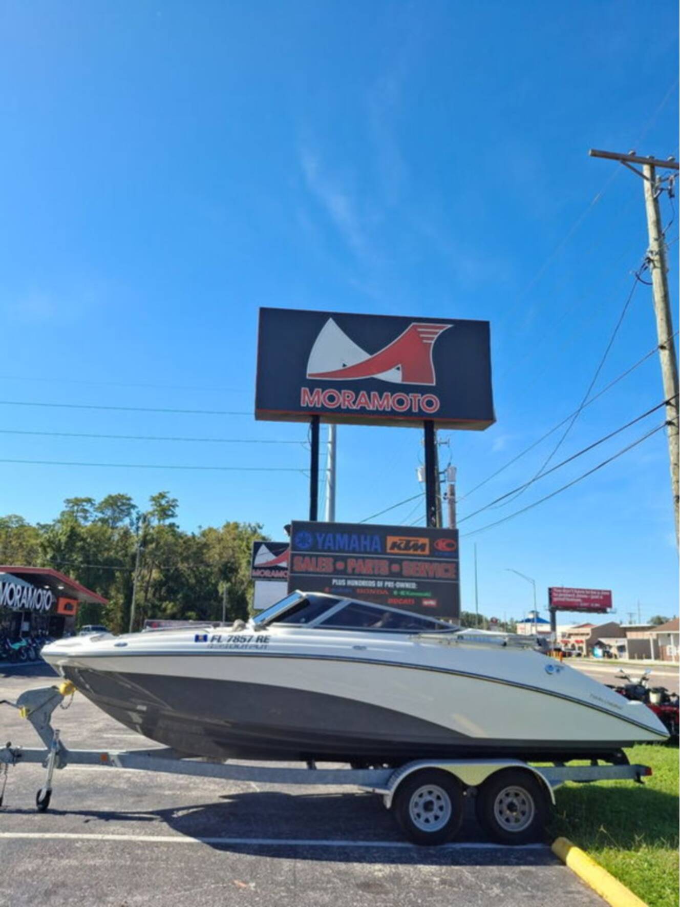 A photo of this 2016 Yamaha 212SS - Suede Gray - Galv.
