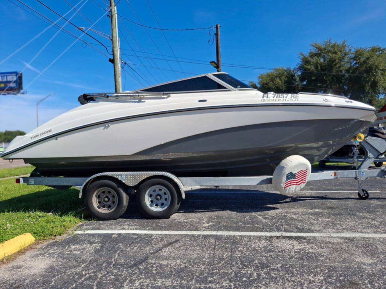 A photo of this 2016 Yamaha 212SS - Suede Gray - Galv.