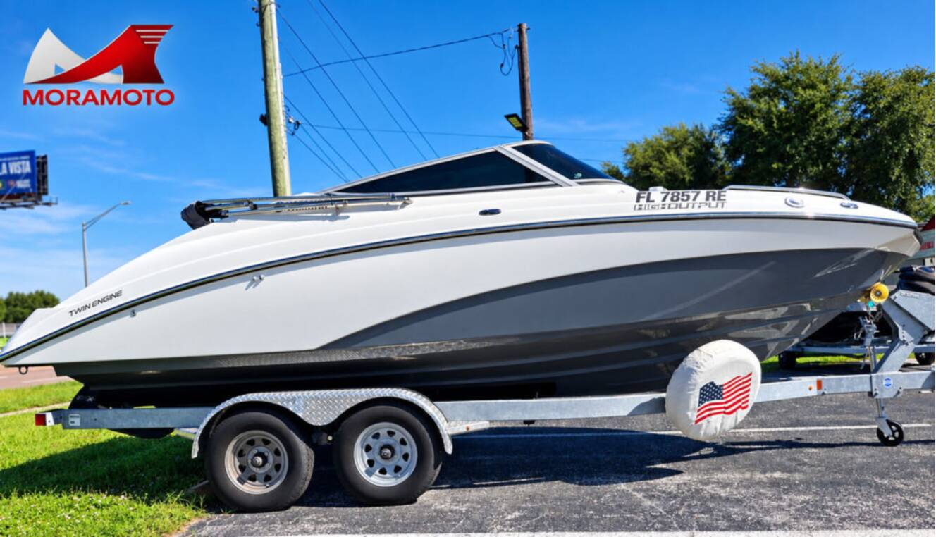 A photo of this 2016 Yamaha 212SS - Suede Gray - Galv.