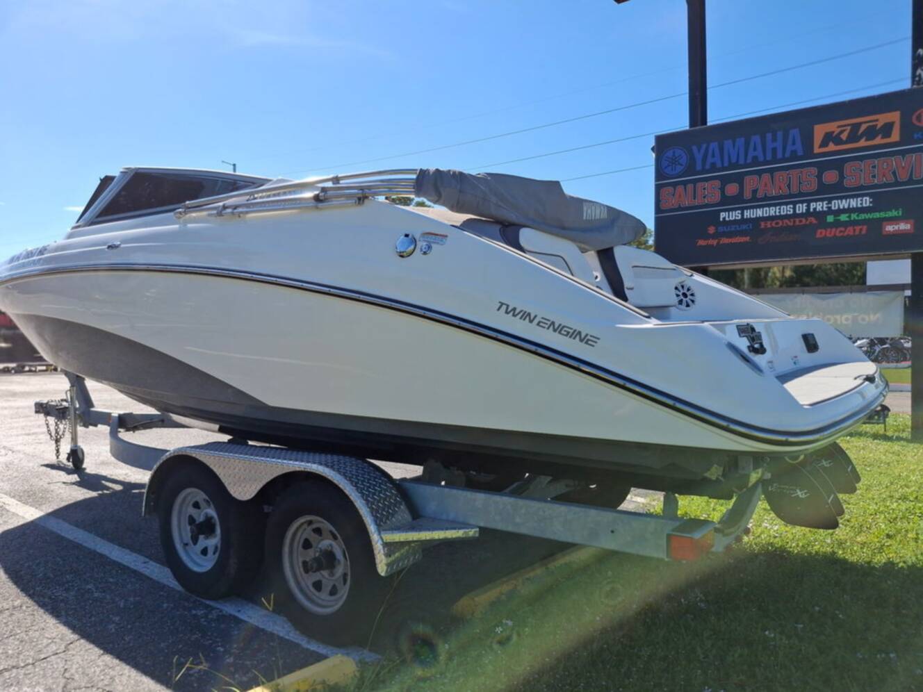 A photo of this 2016 Yamaha 212SS - Suede Gray - Galv.