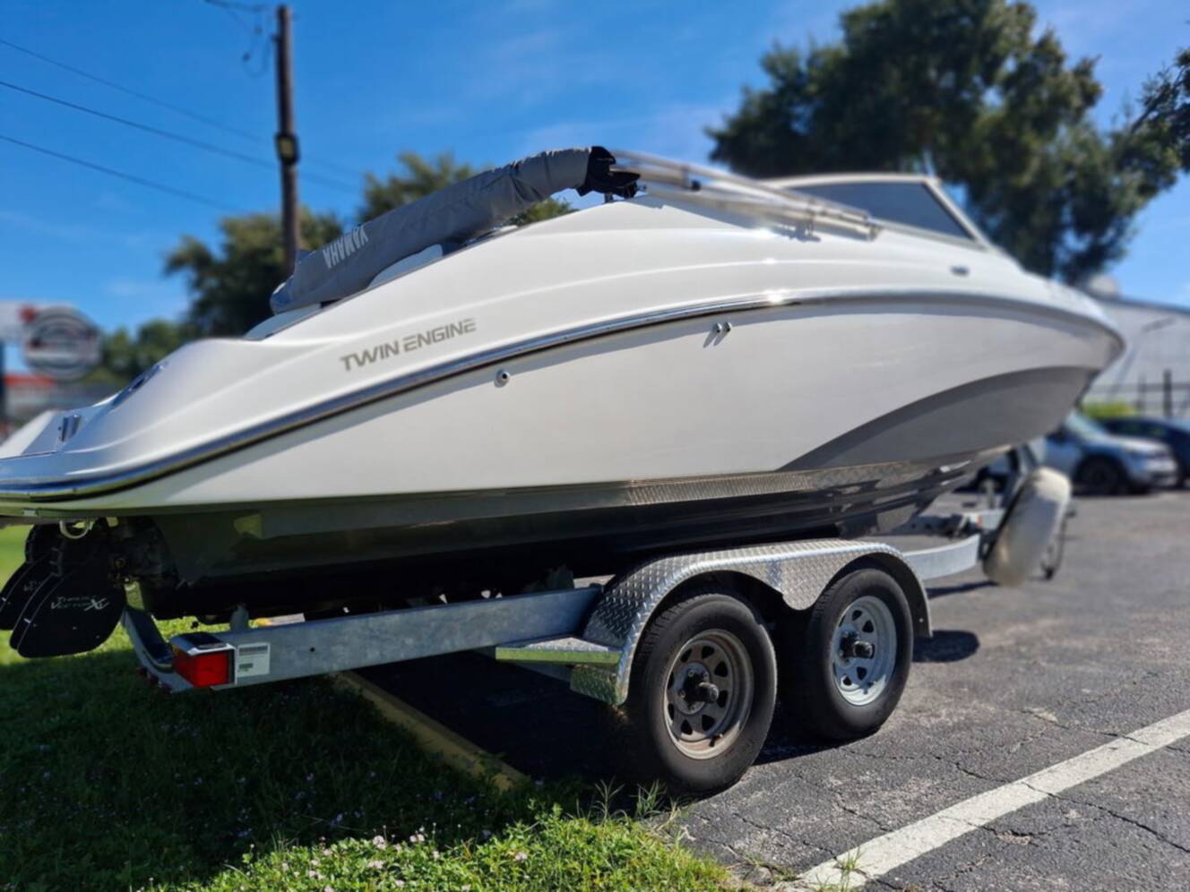 A photo of this 2016 Yamaha 212SS - Suede Gray - Galv.