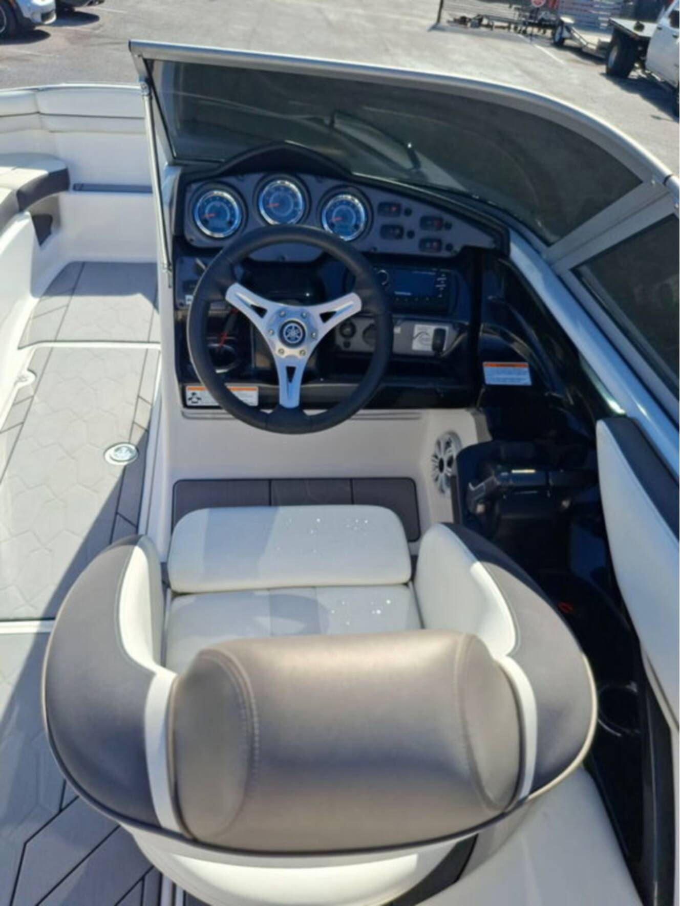 A photo of this 2016 Yamaha 212SS - Suede Gray - Galv.