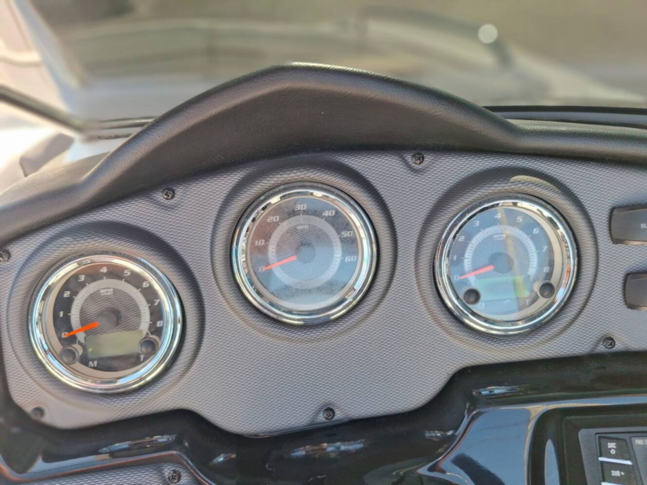 A photo of this 2016 Yamaha 212SS - Suede Gray - Galv.