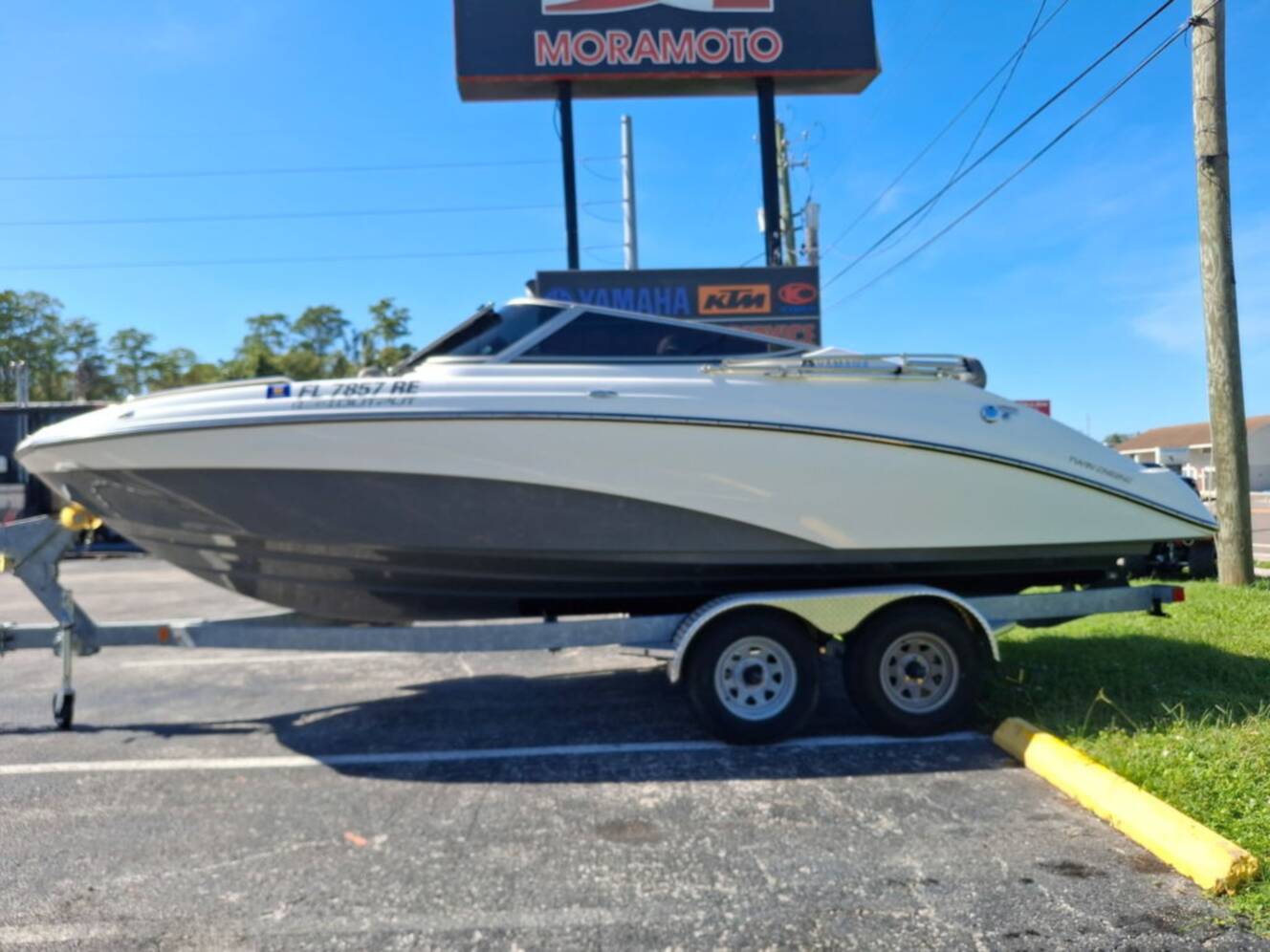A photo of this 2016 Yamaha 212SS - Suede Gray - Galv.