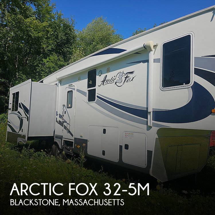 2017 Northwood Arctic Fox 32-5M in blackstone MA