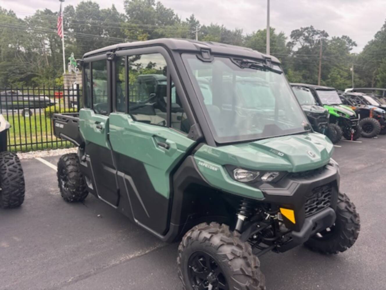 A photo of this 2026 Can-Am Defender MAX DPS CAB HD10