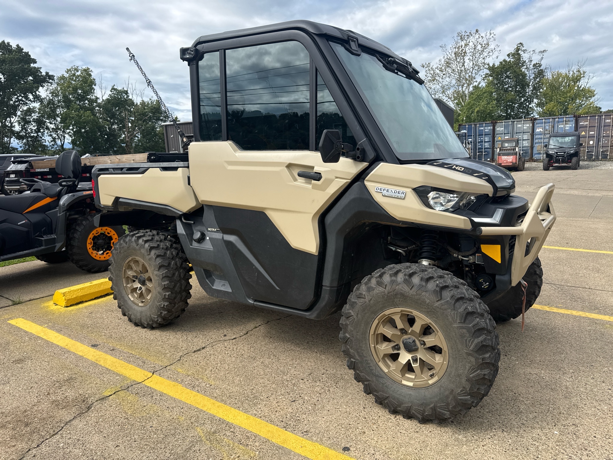 2023 Can-Am Defender Limited in mineral wells WV