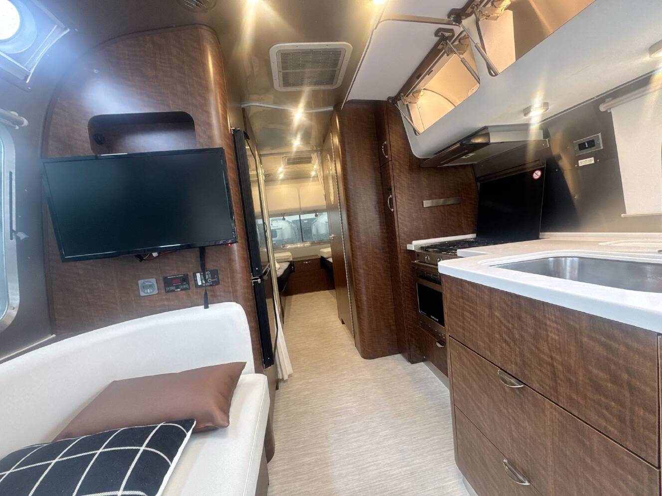 A photo of this 2023 Airstream Globetrotter 25FBT