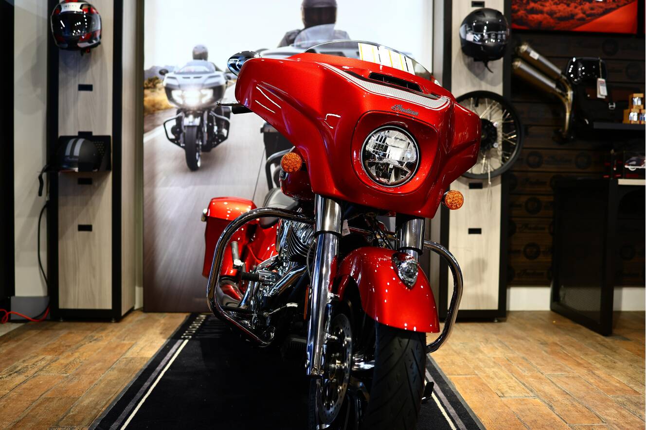 A photo of this 2026 Indian Motorcycle CHIEFTAIN LIMITED SUNSET RED METALLIC 49ST