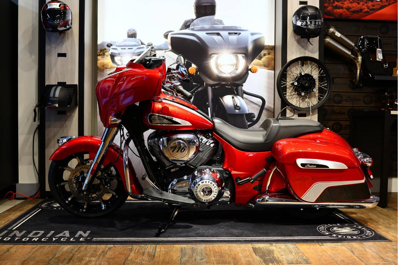 A photo of this 2026 Indian Motorcycle CHIEFTAIN LIMITED SUNSET RED METALLIC 49ST