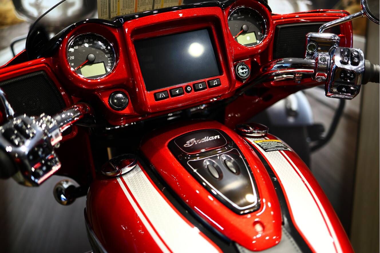 A photo of this 2026 Indian Motorcycle CHIEFTAIN LIMITED SUNSET RED METALLIC 49ST