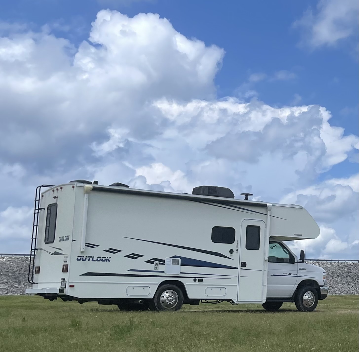 2019 Winnebago OUTLOOK 22C in spring TX