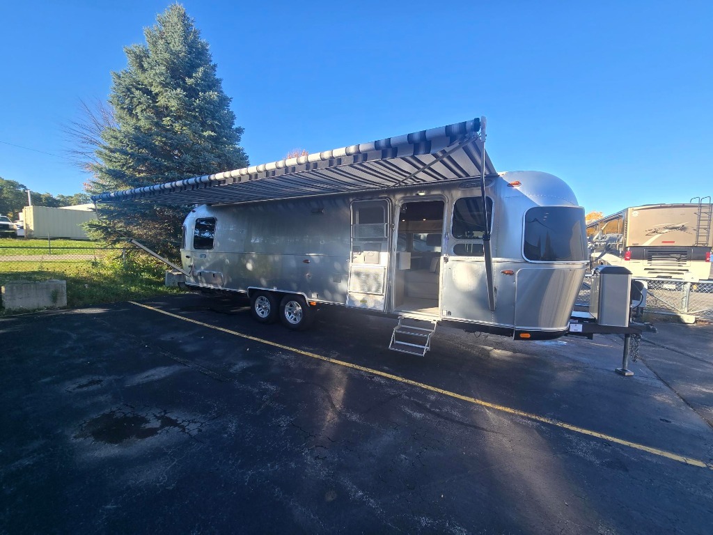 2026 Airstream Classic 30RB Twin RV