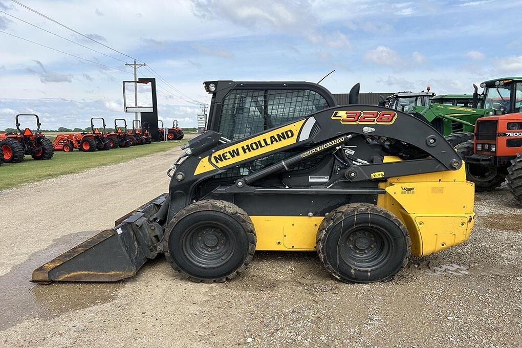 2022 NEW HOLLAND L328 in Mount Hope, KS