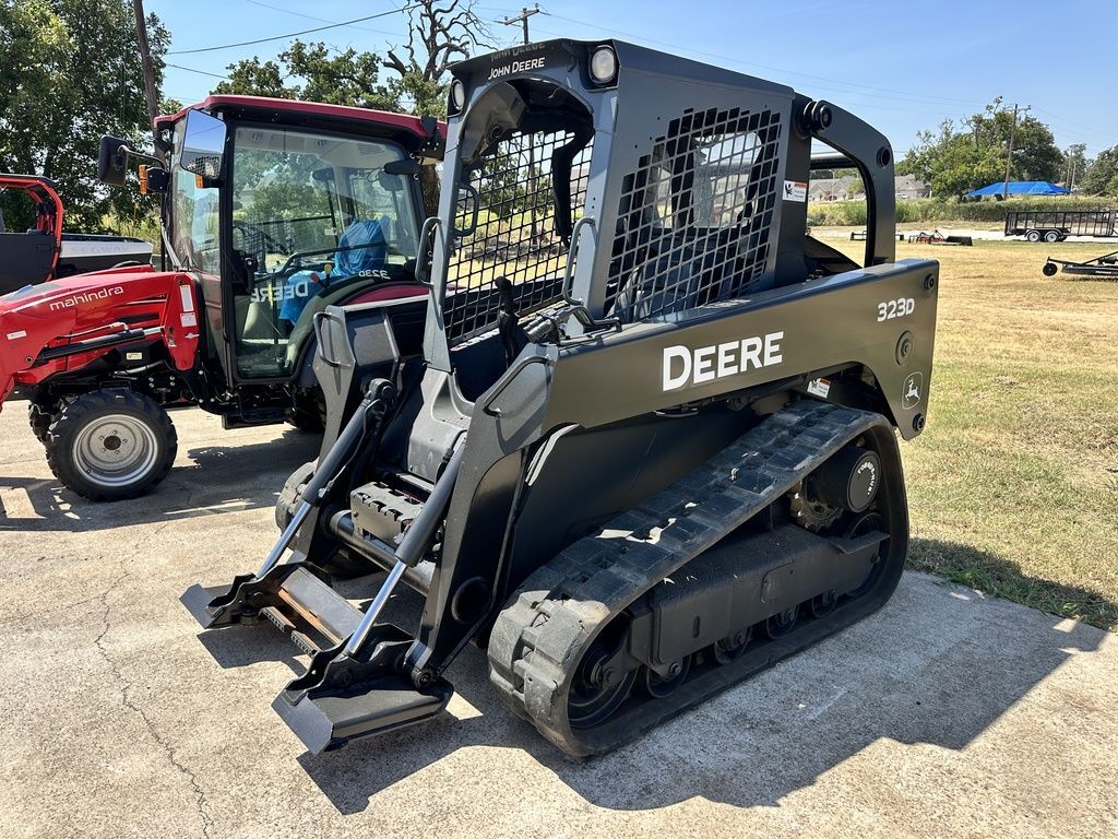 2013 John Deere 323D in Granbury, TX
