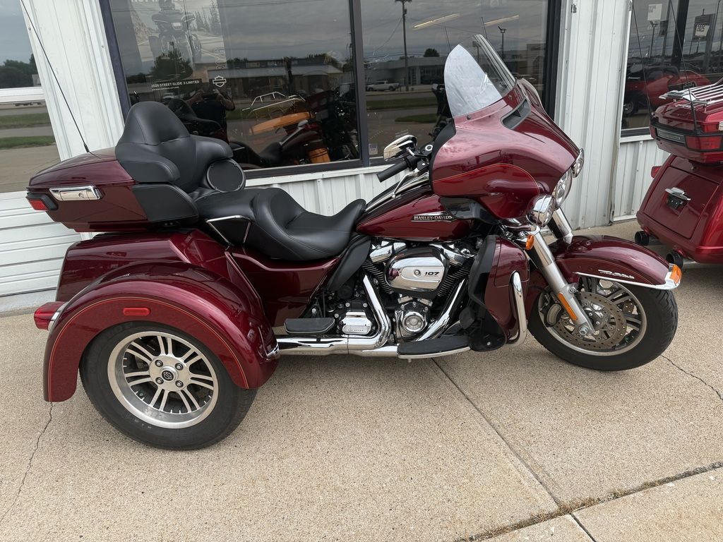 2017 Harley-Davidson® FLHTCUTG - Tri Glide® Ultra ULTRA CLASSIC in Omaha, NE