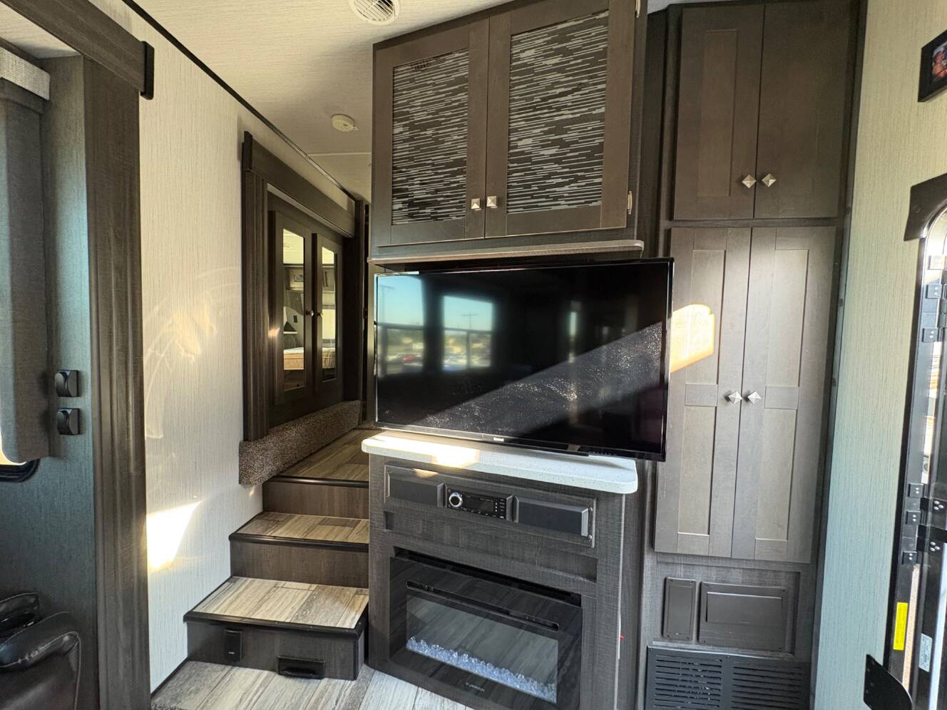 A photo of this 2020 Heartland Road Warrior 413RW