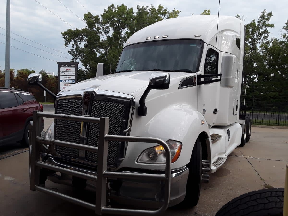 2021 KENWORTH T-680 in Kansas City, MO