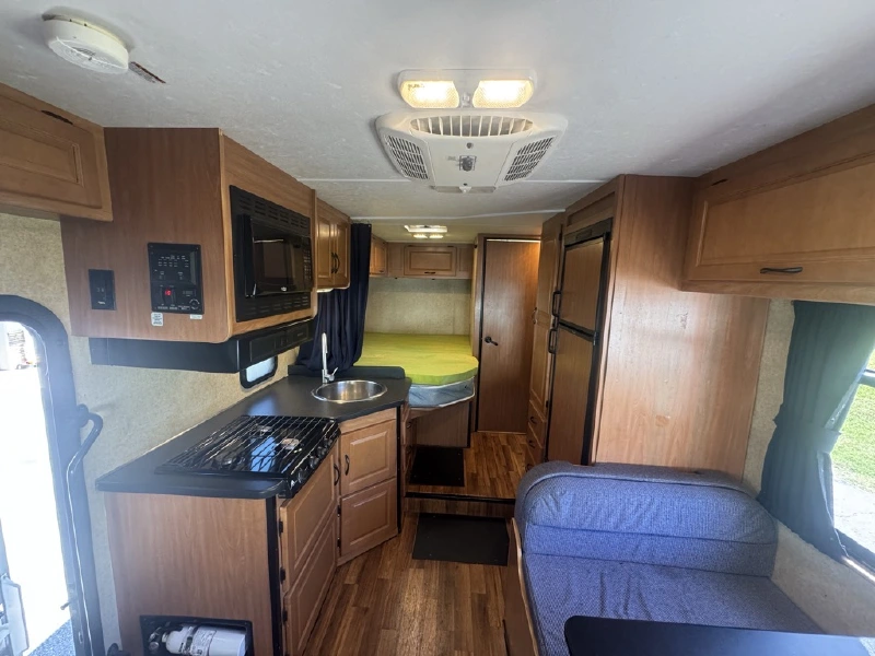 2016 THOR MOTOR COACH FOUR WINDS MAJESTIC 23A