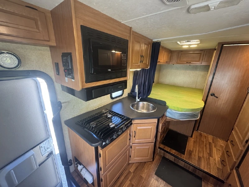 2016 THOR MOTOR COACH FOUR WINDS MAJESTIC 23A