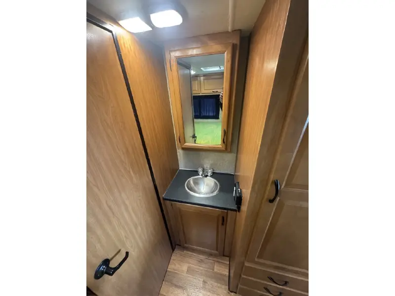 2016 THOR MOTOR COACH FOUR WINDS MAJESTIC 23A