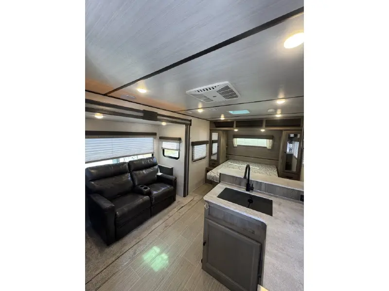 2021 FOREST RIVER SURVEYOR LEGEND 202RBLE