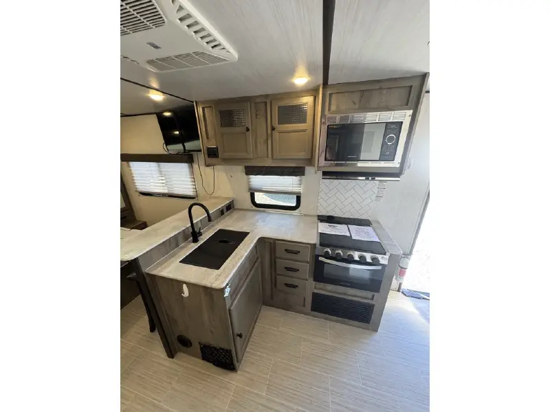 2021 FOREST RIVER SURVEYOR LEGEND 202RBLE