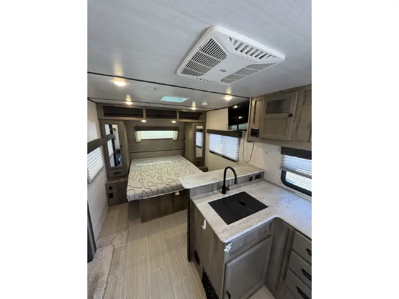 2021 FOREST RIVER SURVEYOR LEGEND 202RBLE