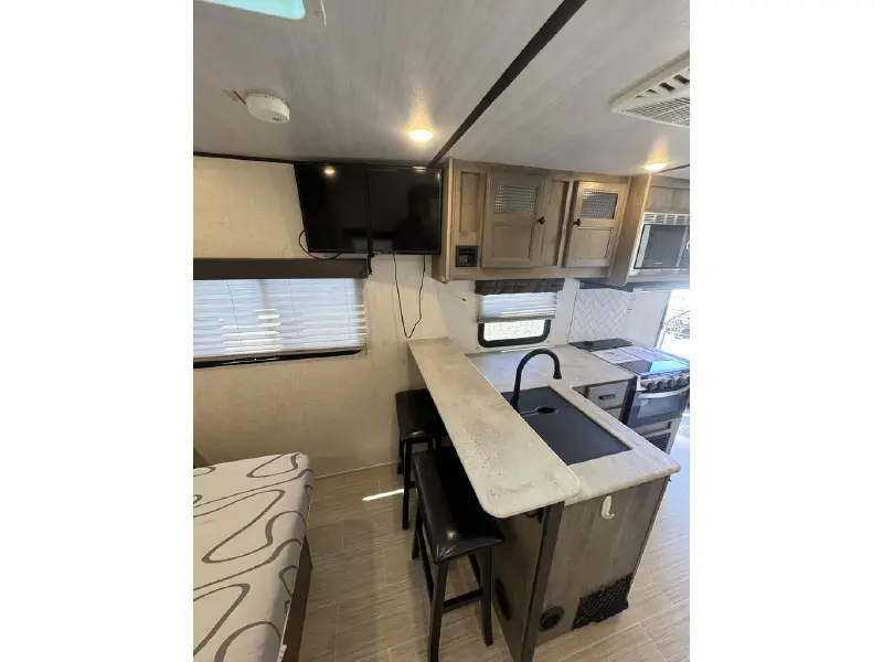 2021 FOREST RIVER SURVEYOR LEGEND 202RBLE