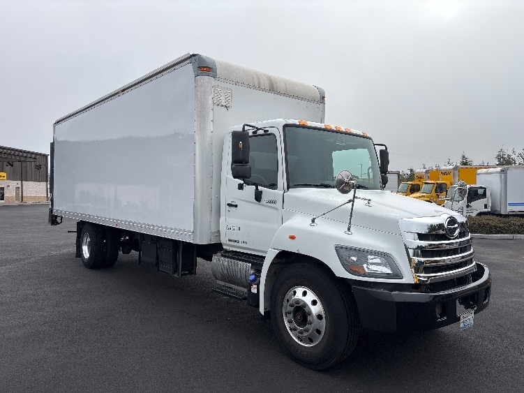 2016 HINO 338 in Everett, WA