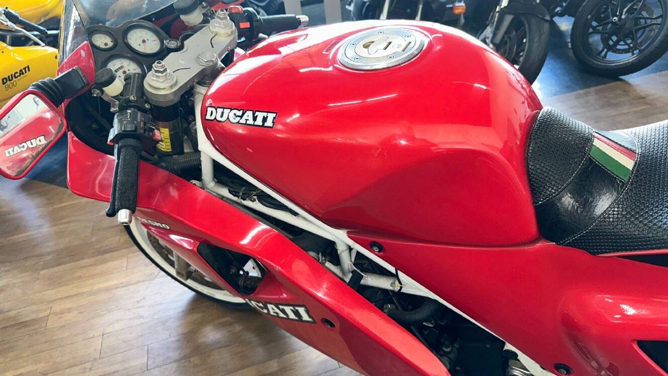 A photo of this 1991 Ducati 851