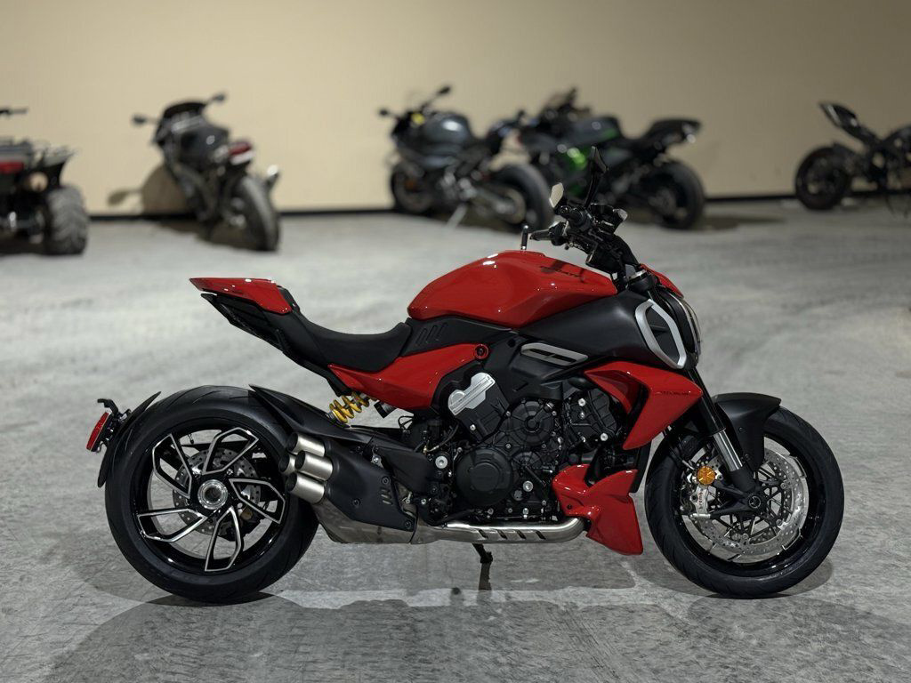 2025 Ducati Diavel V4 Ducati Red V4 in La Marque, TX