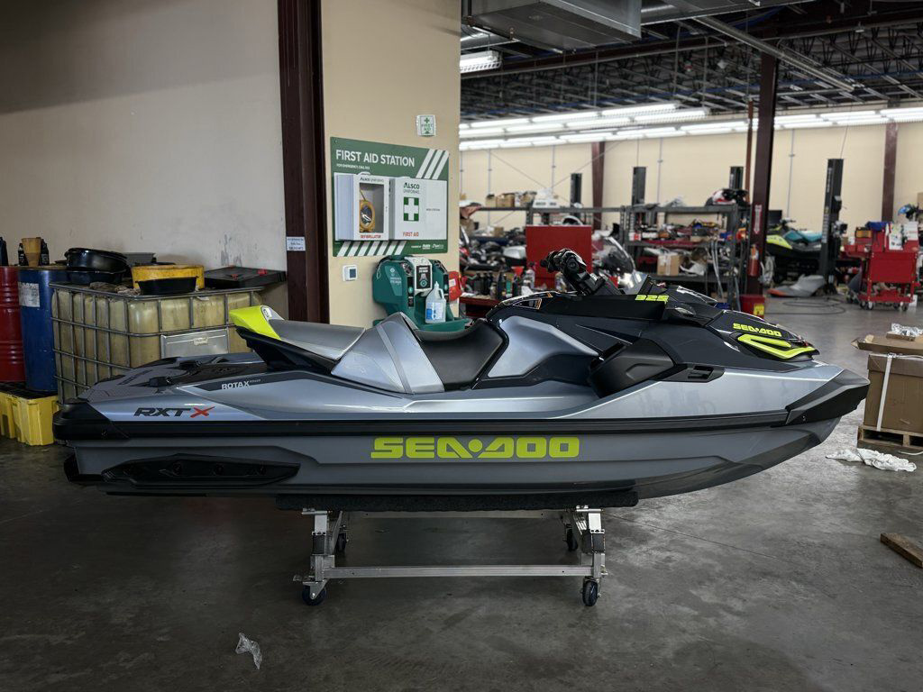 2026 Sea-Doo RXT-X 325 Ice Metal Manta Green in la marque TX