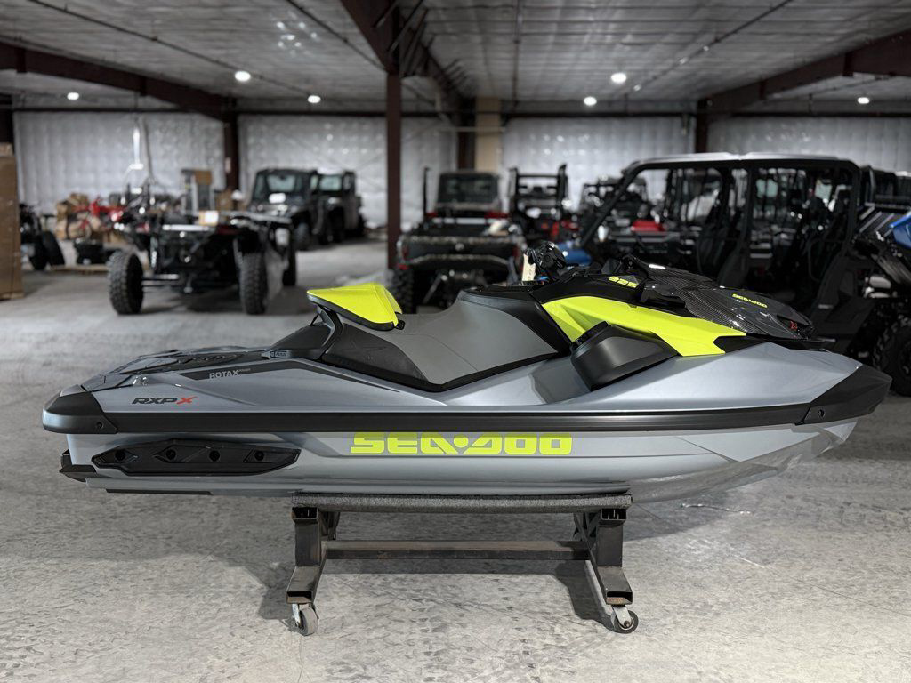 2026 Sea-Doo RXP-X 325 Tech, BRP Premium A, Ibr Ice Metal Manta Gree in la marque TX