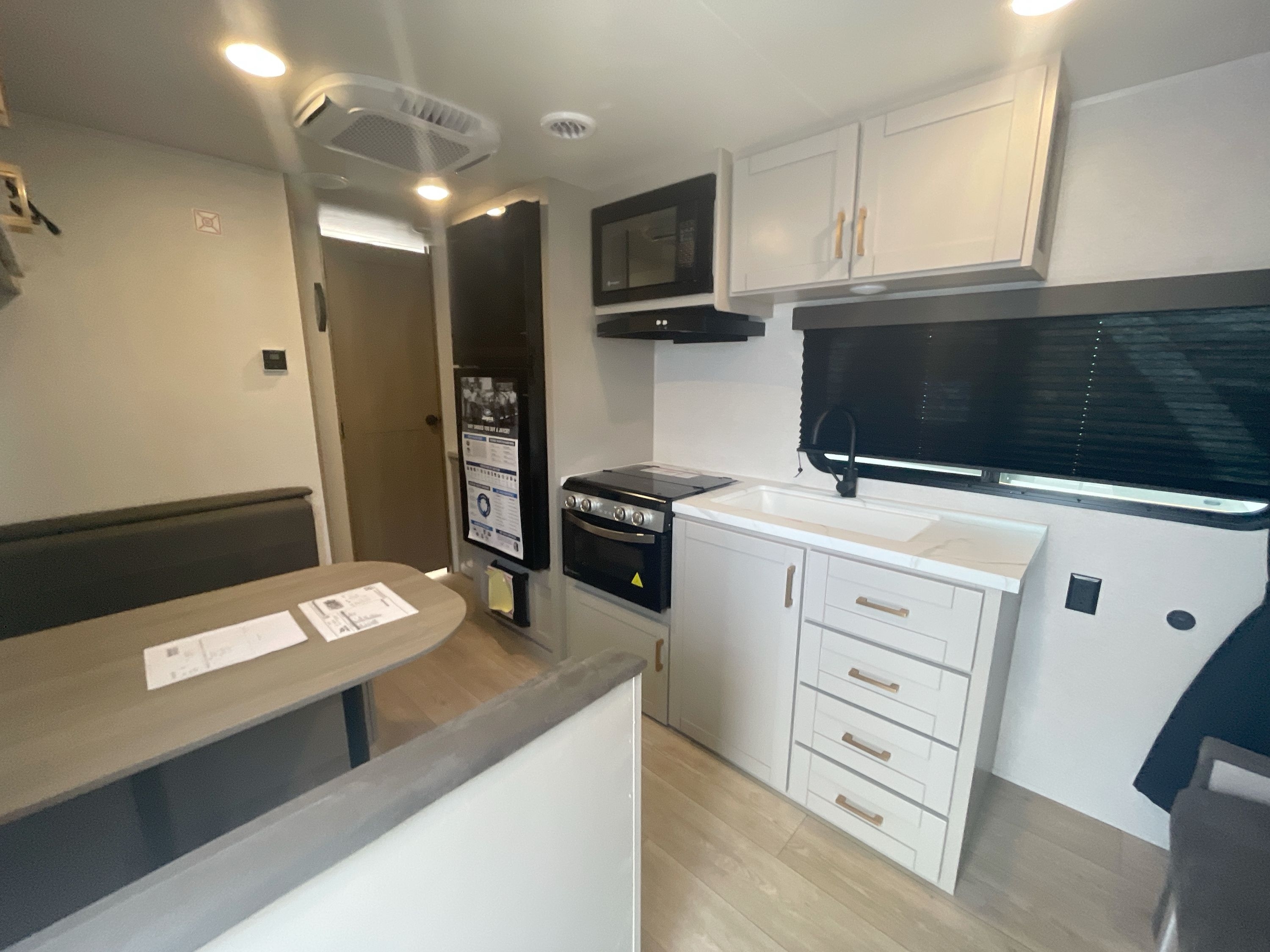 2027 Jayco JAY FLIGHT 211MBW in colton CA
