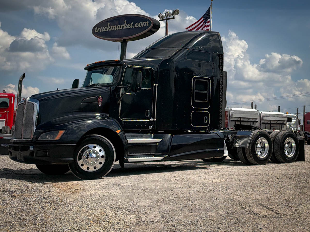 2015 KENWORTH T660 in Olive Branch, MS