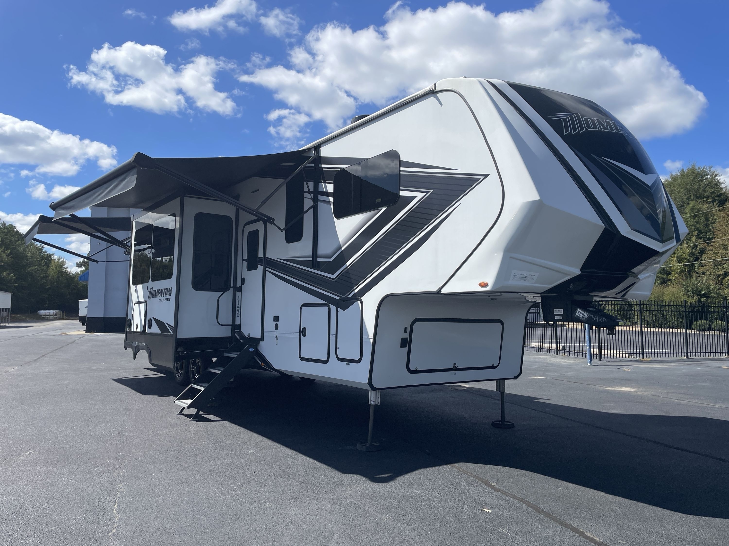 2023 Grand Design MOMENTUM M CLASS 351MS in byron GA