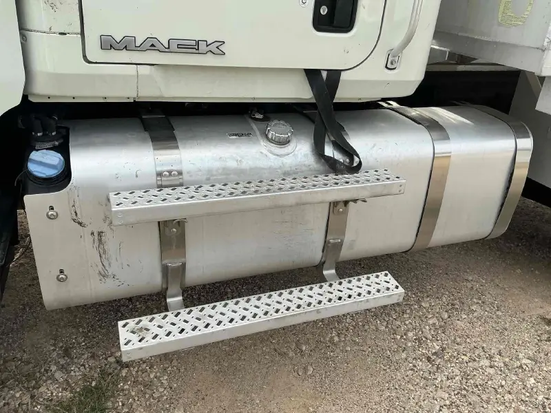 2014 Mack GU713
