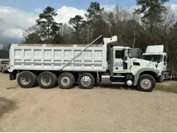 2014 Mack GU713