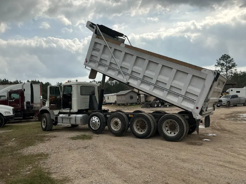 2014 Mack GU713