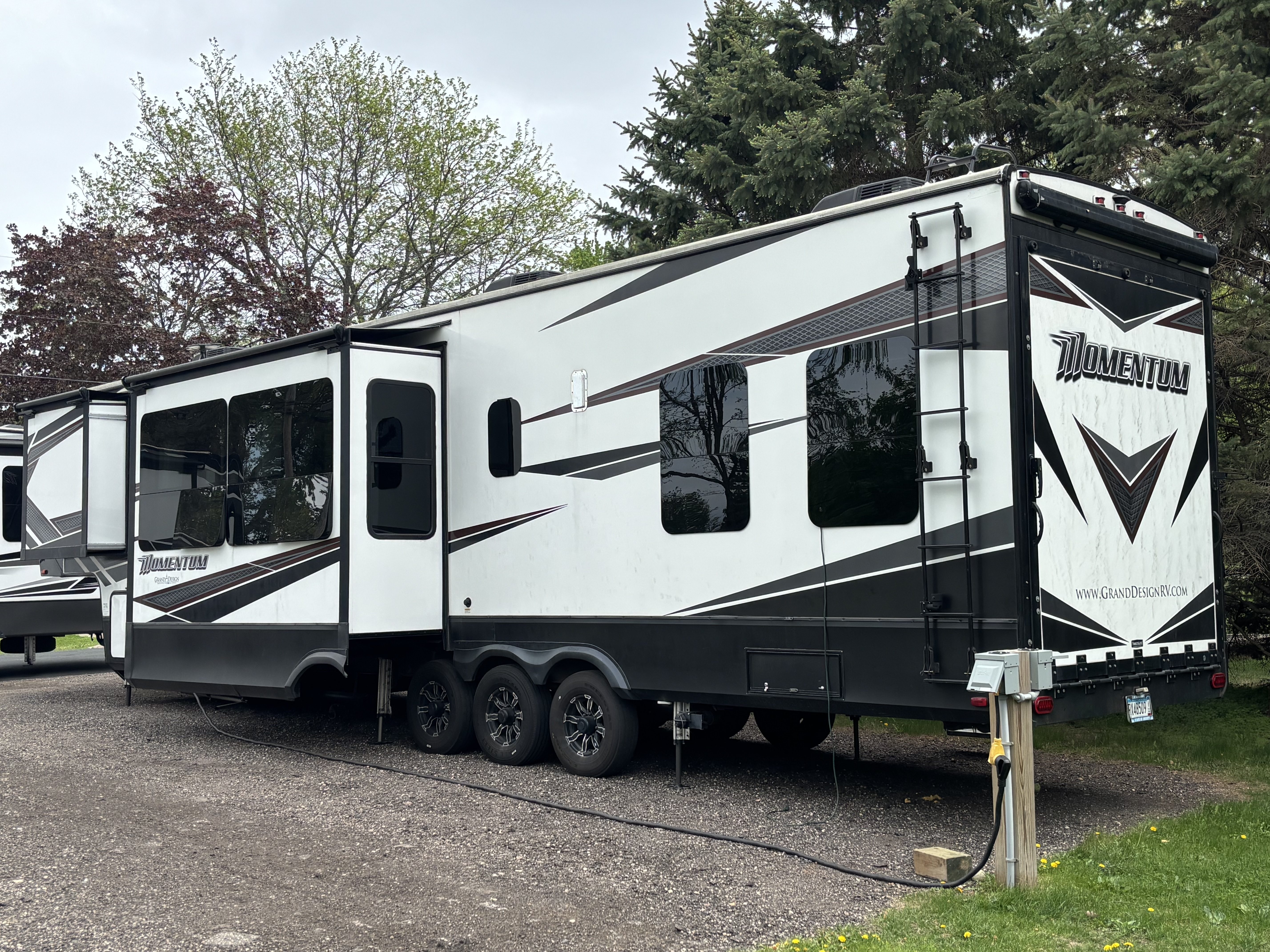 2018 Grand Design MOMENTUM 399TH in lake elmo MN