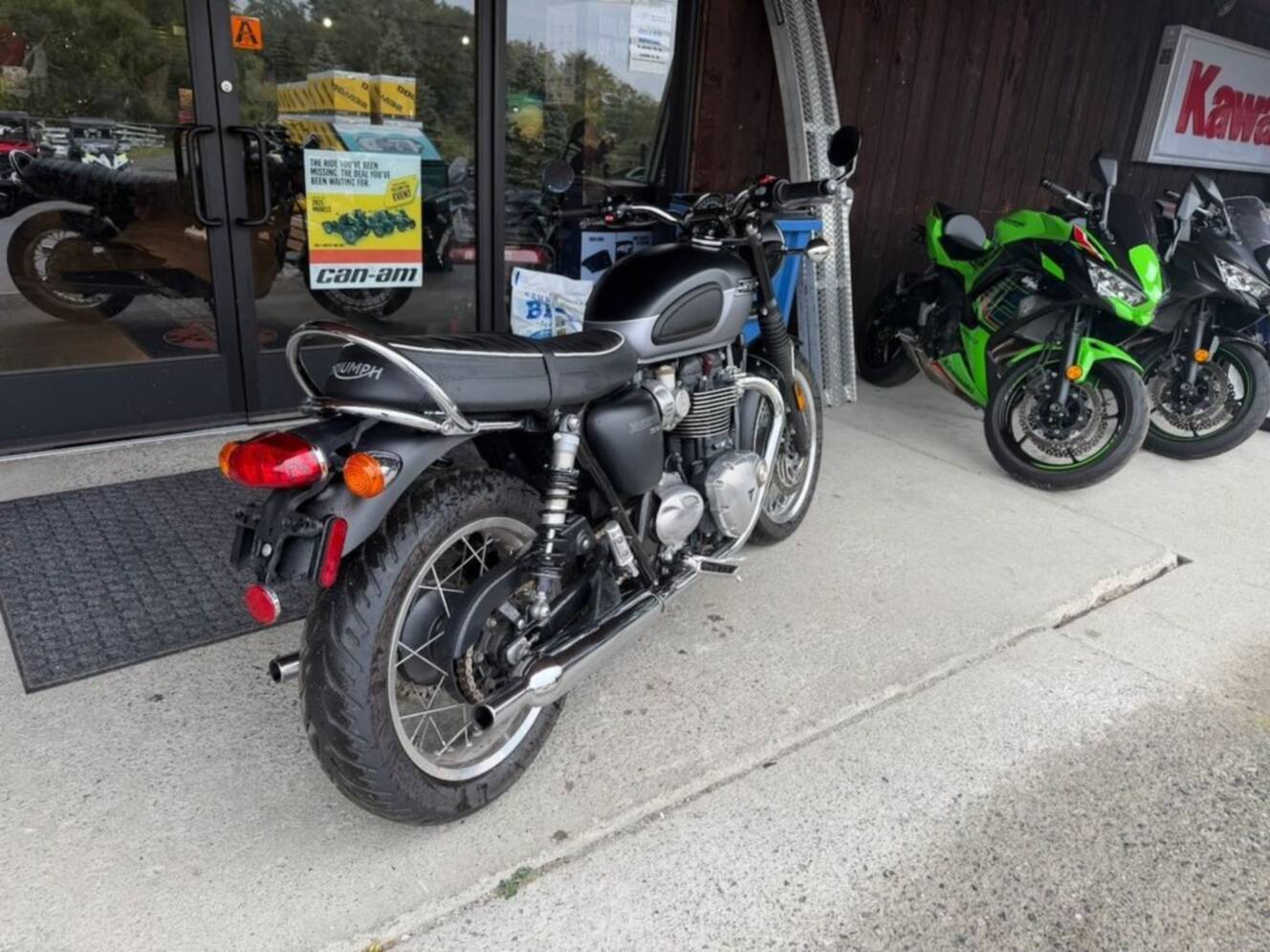 A photo of this 2022 Triumph Bonneville T120 Jet Black