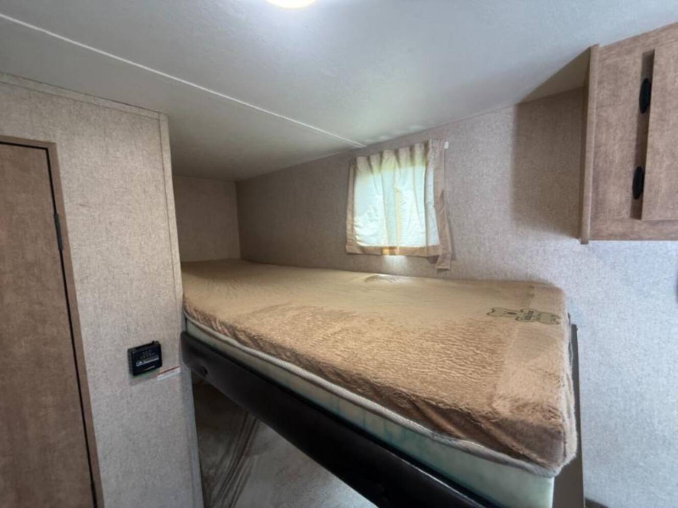 A photo of this 2017 Starcraft AR-ONE MAXX 19BHLE